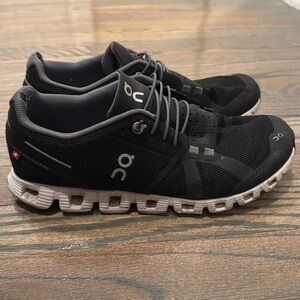 On cloud sneakers W7.5